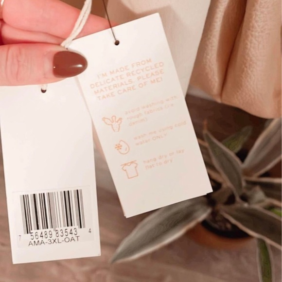 LEZE the Label Crew Neck in Oat - Picture 5 of 5